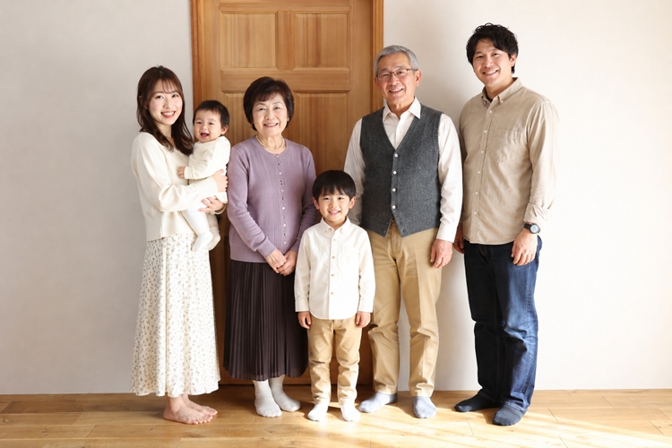 家族写真,家族,記念写真,仲良し,明るいスタジオでの家族写真