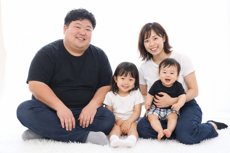 家族写真,家族,記念写真,仲良し,明るい家族のポートレート
