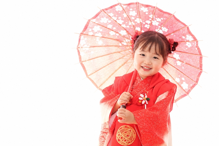 七五三写真,七五三撮影,3歳七五三,七五三女の子,赤い和装と傘の笑顔の少女