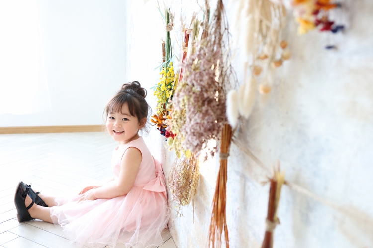 七五三写真,七五三撮影,7歳七五三,七五三女の子,明るい花と笑顔の少女