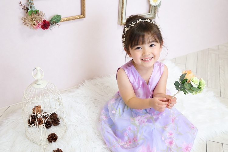 七五三写真,七五三撮影,7歳七五三,七五三女の子,かわいらしい花と小鳥籠のあるスタジオ