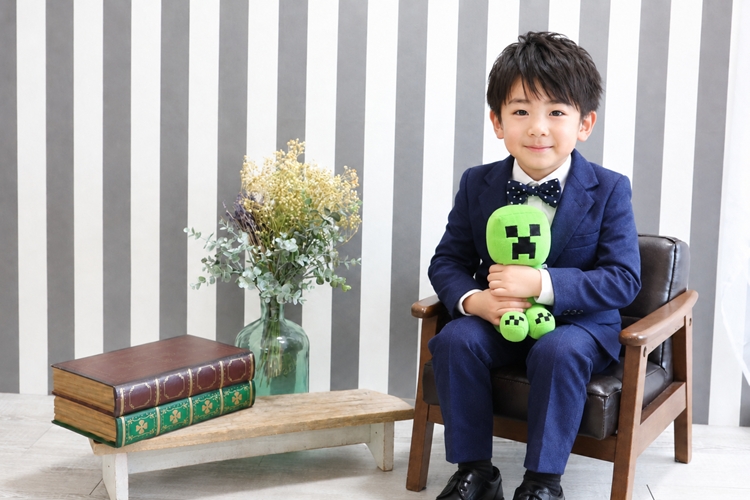 七五三写真,七五三撮影,7歳七五三男の子,フォーマルな笑顔とぬいぐるみ