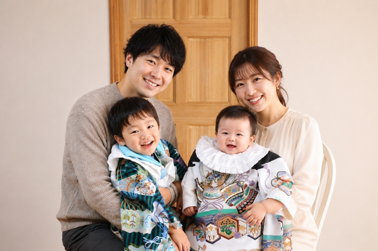 お宮参り写真,お宮参り,百日祝い,男の子家族,宮参り,家族の温かいポートレート