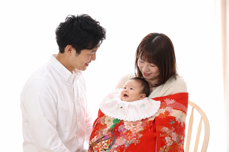 お宮参り写真,お宮参り,百日祝い,女の子家族,宮参り,幸せな家族の瞬間