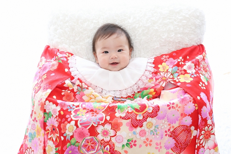 お宮参り写真,お宮参り,百日祝い,女の子家族,宮参り,赤い花柄の着物を着た赤ちゃん