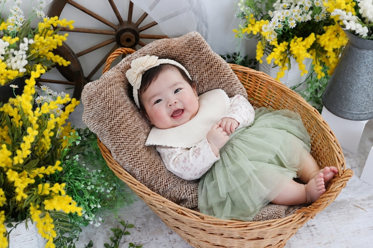 お宮参り写真,お宮参り,百日祝い,女の子家族,宮参り,春の花と笑顔の赤ちゃん