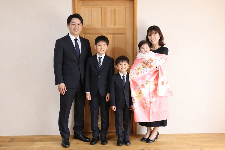 お宮参り写真,お宮参り,百日祝い,女の子家族,宮参り,家族写真と明るい木の扉