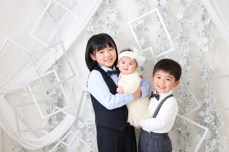 お宮参り写真,お宮参り,百日祝い,女の子男の子家族,宮参り,家族の温かいスタジオ写真