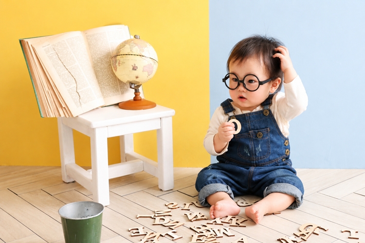 バースデー写真,バースデー,誕生日,男の子,学びの空間で遊ぶ子供