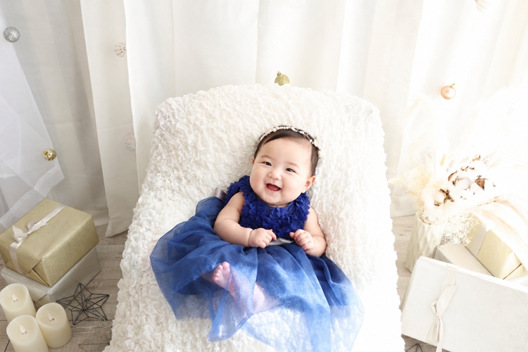 ハーフバースデー写真,ハーフバースデー,1/2誕生日,女の子,幸せそうな赤ちゃんと贈り物
