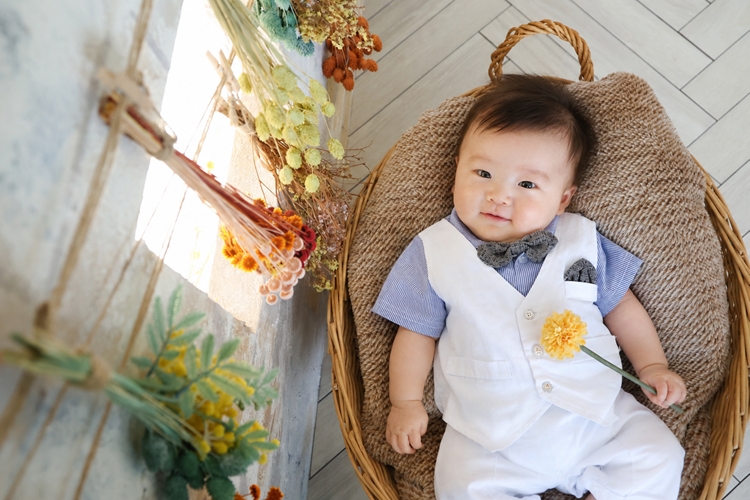 ハーフバースデー写真,ハーフバースデー,1/2誕生日,女の子,赤ちゃんと花の穏やかなひととき